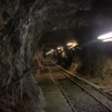 Questa discenderia porta a 24 metri sotto il livello del mare. This mine shaft goes down for 24 metres below sea level.